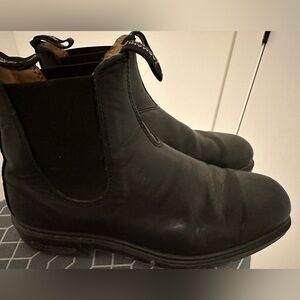 Men’s/unisex Black Blundstones - model: Dress. In good condition.